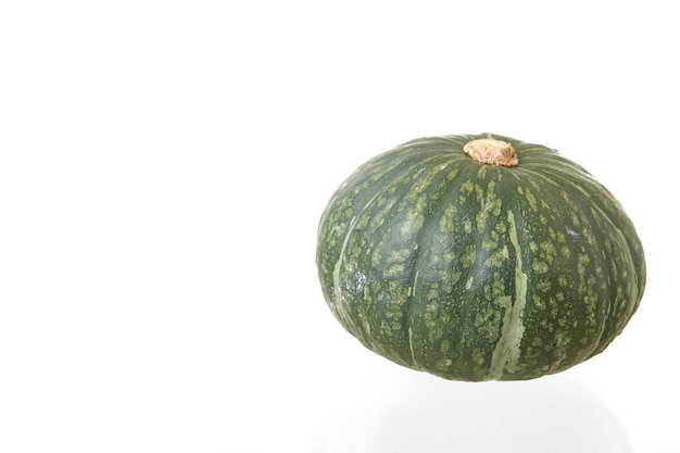 Zucca verde giapponese isolata sui precedenti bianchi