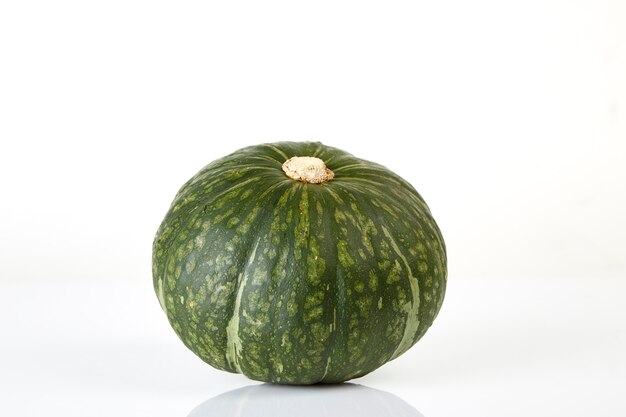 Zucca verde giapponese isolata sui precedenti bianchi