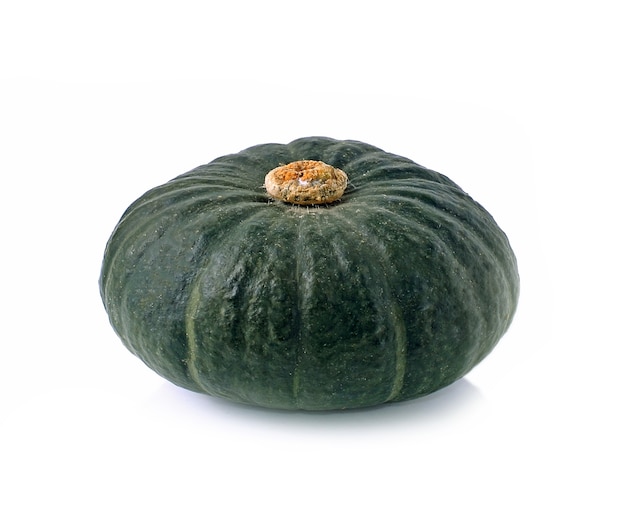 Zucca verde isolata su sfondo bianco