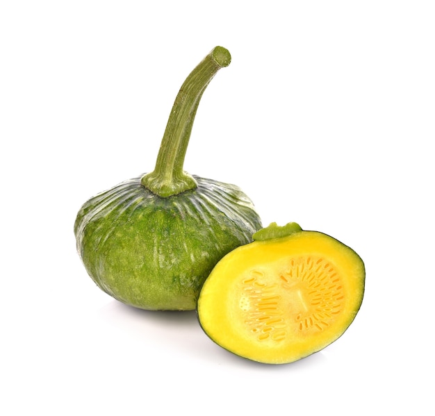 Zucca verde isolata su sfondo bianco