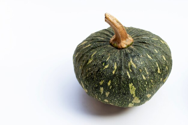 Zucca verde su superficie bianca