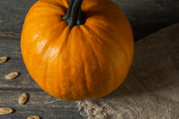 Zucca vista dall'alto su sfondo di struttura in legno