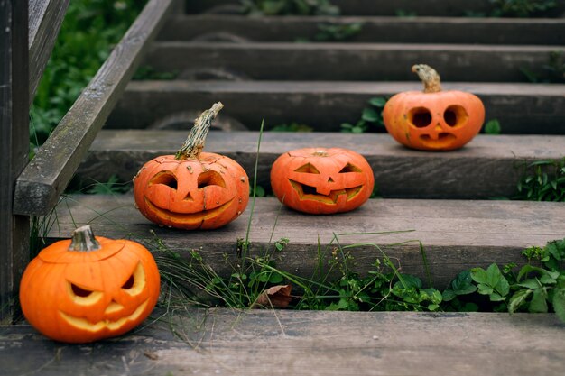 Zucche con divertenti facce sorridenti intagliate sono in piedi sui gradini