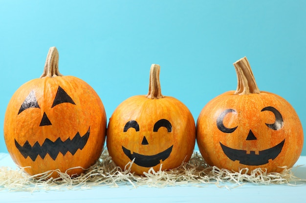 Zucche con facce dipinte su uno sfondo colorato per halloween