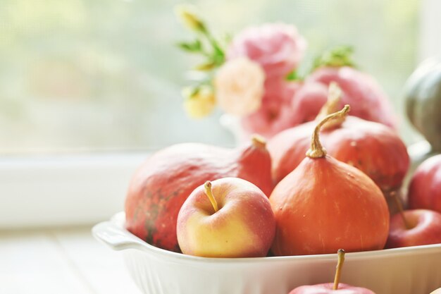 zucche con fiori per il ringraziamento o halloween