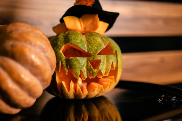 Zucche di Halloween con cappello da strega nero