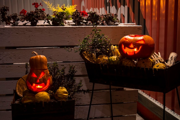 Zucche di Halloween con facce demoniache scolpite e candele all'interno. belle zucche festive. Foto notturna.