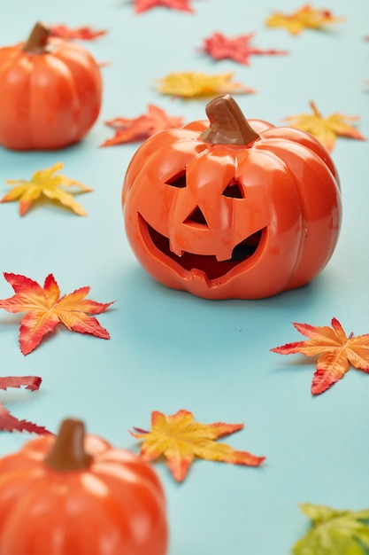 Zucche di Halloween con foglie d'autunno