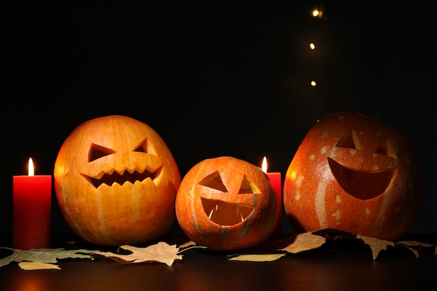 Zucche di Halloween e candele, copia spazio