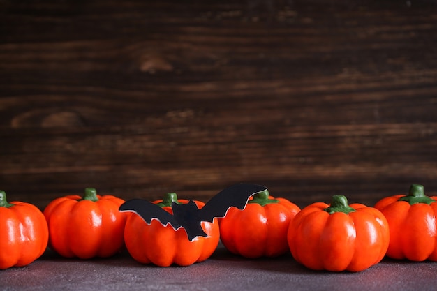 Zucche di Halloween e pipistrelli su un tavolo di legno. Spazio per il testo.