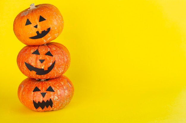 Zucche di halloween horror su sfondo giallo