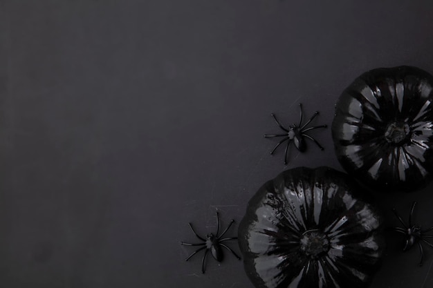 Zucche di halloween nere su sfondo nero