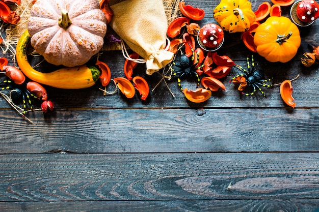 Zucche di Halloween, su superficie di legno