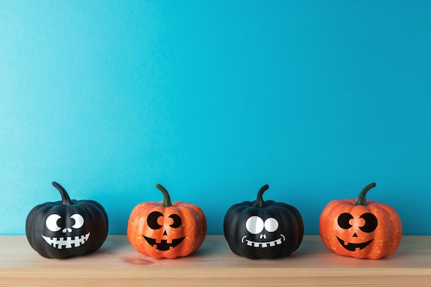 Zucche di Halloween su un tavolo di legno