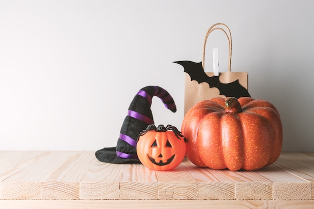 Zucche di Halloween su un tavolo di legno