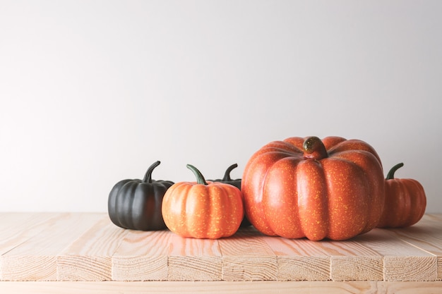 Zucche di Halloween su un tavolo di legno