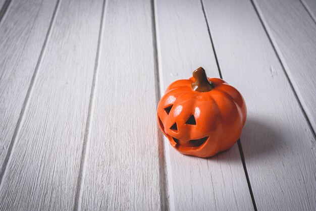 Zucche di Halloween sul fondo del pavimento in legno