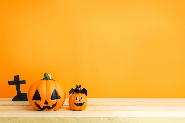 Zucche di Halloween sul tavolo di legno