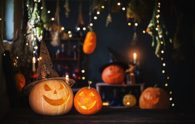 Zucche di Halloween sul vecchio tavolo di legno su sfondo Decorazioni di Halloween