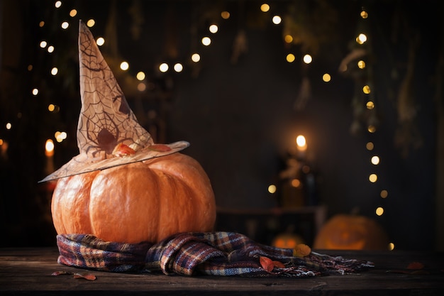 Zucche di Halloween sul vecchio tavolo di legno su sfondo Decorazioni di Halloween