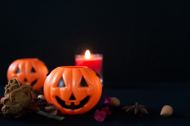 Zucche e candela di Halloween con fondo nero