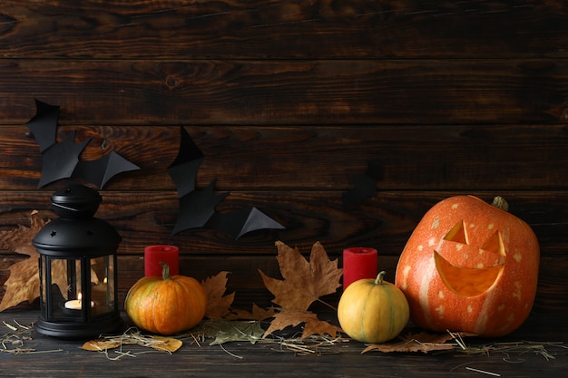 Zucche e candele di Halloween sulla tavola di legno scura, spazio della copia