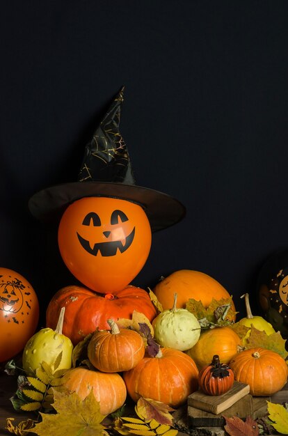Zucche e palloncini con foglie autunnali e decorazioni di Halloween