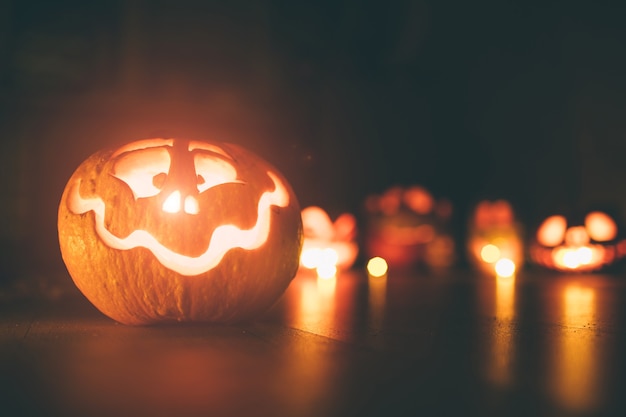 Zucche fantasma di Halloween. ead Jack su sfondo scuro. Decorazioni per interni per le vacanze.