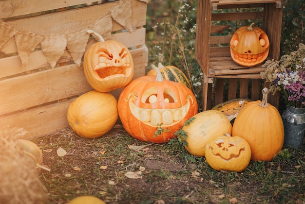 Zucche fantasma di Halloween. ead Jack su uno sfondo autunnale. Decorazioni per esterni per le vacanze.