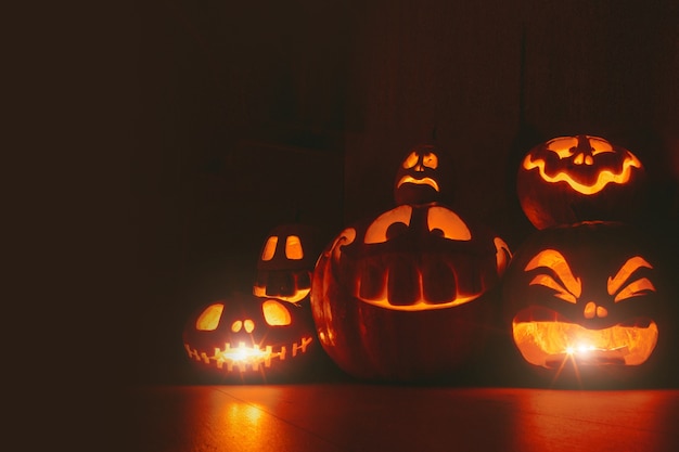 Zucche fantasma su sfondo di Halloween