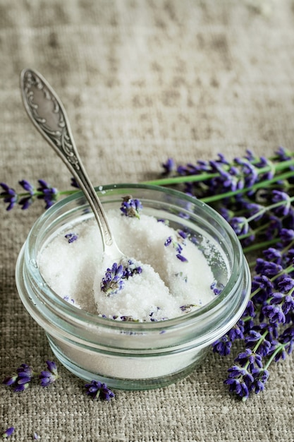 Zucchero aromatizzato alla lavanda