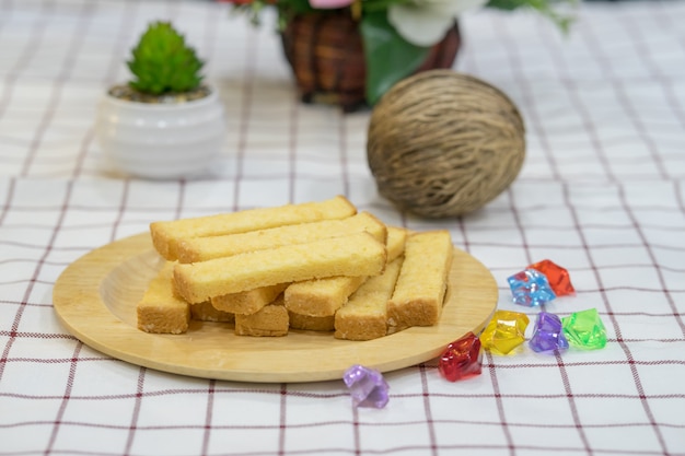 Zucchero di burro croccante del pane sul piatto di legno
