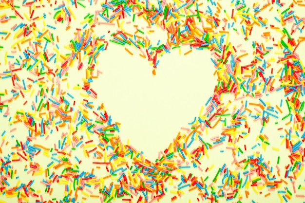 Zucchero dolce colorato spruzza con un cuore