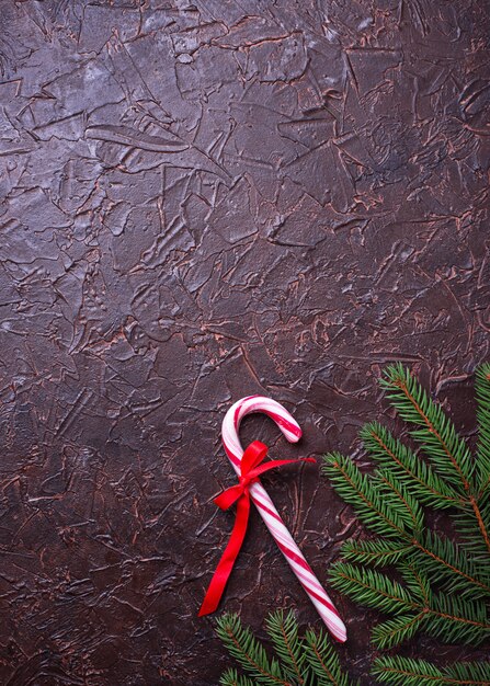 Zucchero filato di menta piperita. Sfondo festivo di Natale