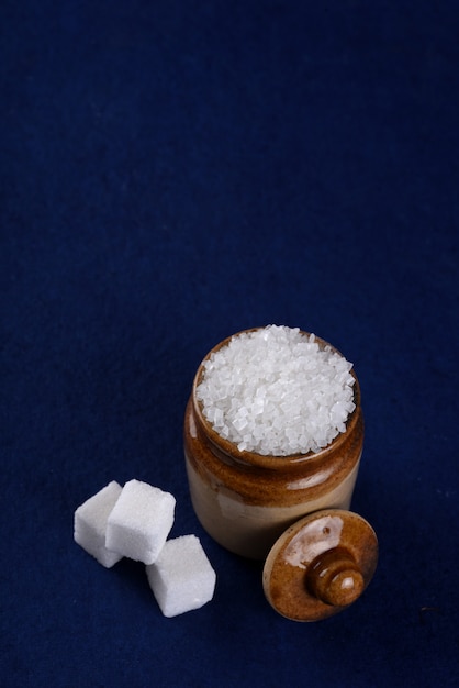 Zucchero. zucchero bianco semolato e zucchero raffinato su sfondo blu