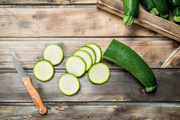 Zucchine a fette con un coltello