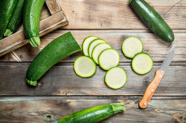 Zucchine a fette con un coltello