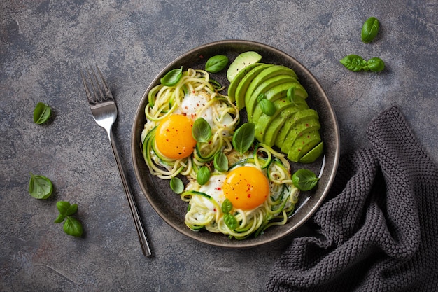 Zucchine a spirale al forno per la colazione a basso contenuto di carboidrati con uova e avocado