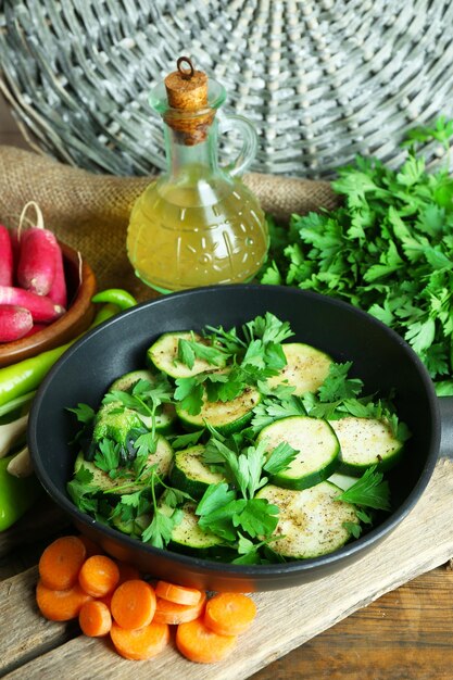 Zucchine affettate in padella sul primo piano della tavola