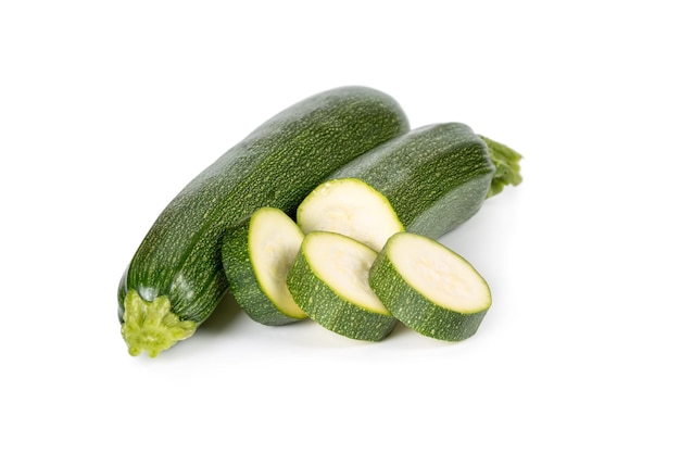 Zucchine affettate isolate su sfondo bianco