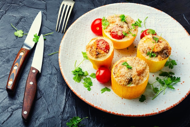 Zucchine al forno ripiene di quinoa e verdure Cucina vegetariana