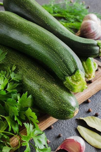 Zucchine biologiche fresche, aglio e prezzemolo, erbe e spezie.