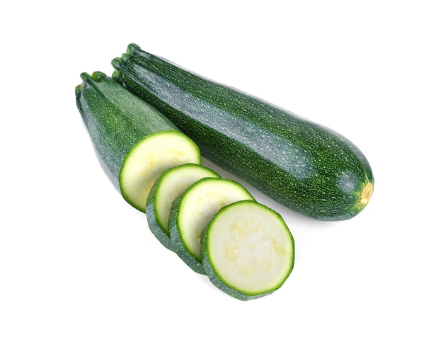 zucchine con fetta isolata su sfondo bianco