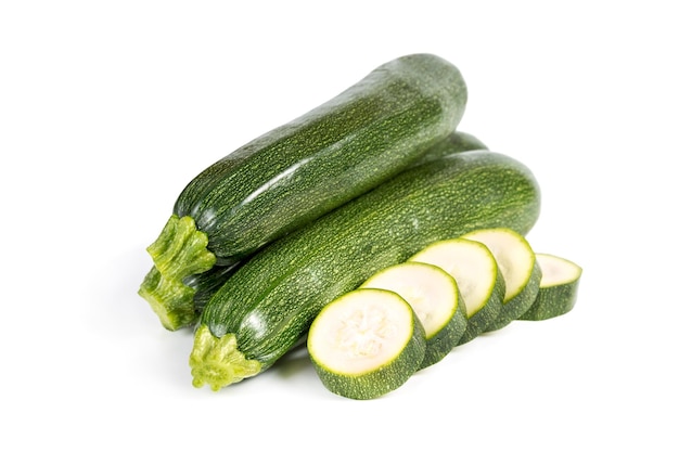 Zucchine con fette affettate isolate su sfondo bianco