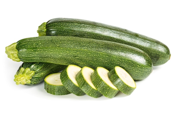 Zucchine con fette affettate isolate su sfondo bianco