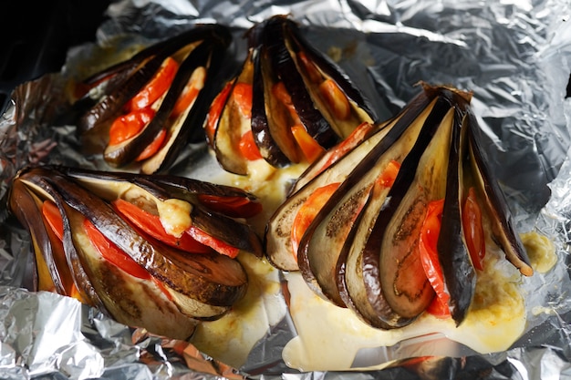 Zucchine con formaggio e pomodoro, verdure salutari