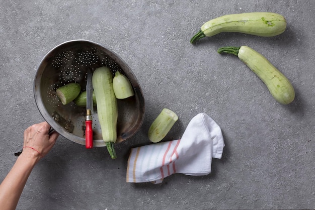 Zucchine crude di cibo vegetariano sul tavolo da cucina con spazio per la copia