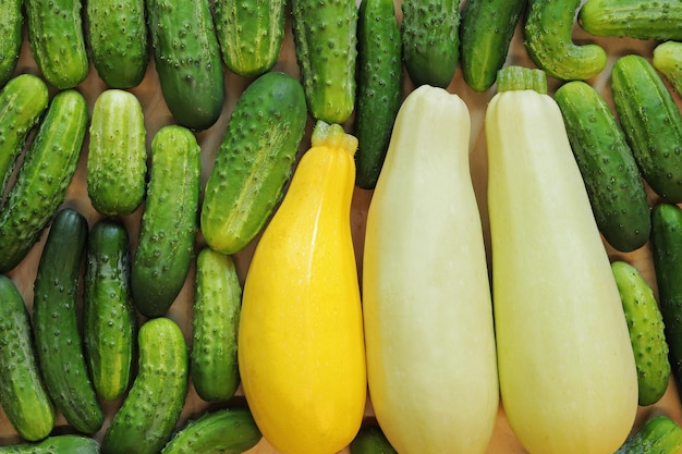 Zucchine e cetrioli su una vista dall'alto del tavolo in legno Raccolto di verdure sullo sfondo