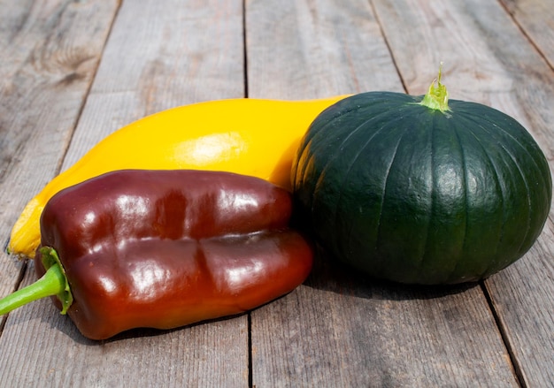 Zucchine e peperoni su un tavolo di legno