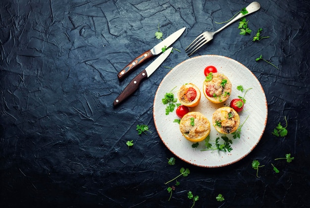 Zucchine e zucchine al forno ripiene di quinoa Piatto vegano Spazio per il testo